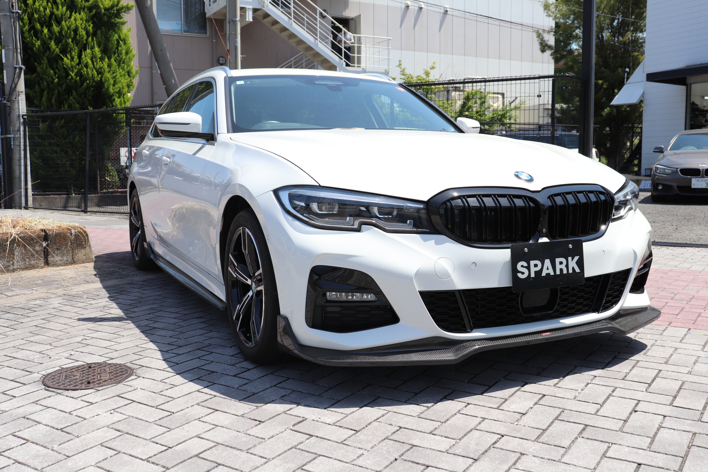 320d xドライブ ツーリング 前期MスポーツFバンパー BEAMフロントカーボンリップ BEAMサイドカーボンスポイラー車両画像05