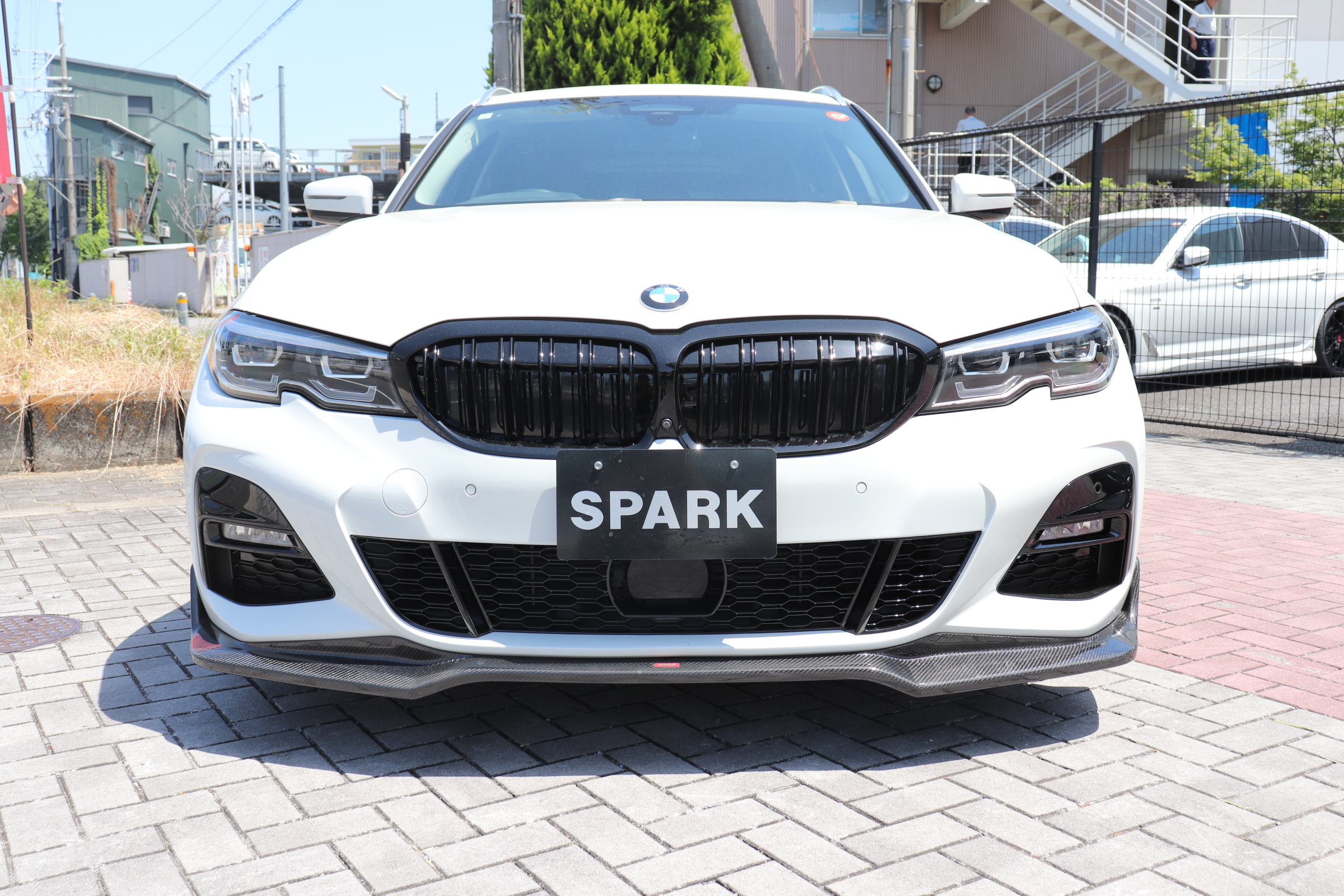 320d xドライブ ツーリング 前期MスポーツFバンパー BEAMフロントカーボンリップ BEAMサイドカーボンスポイラー車両画像06