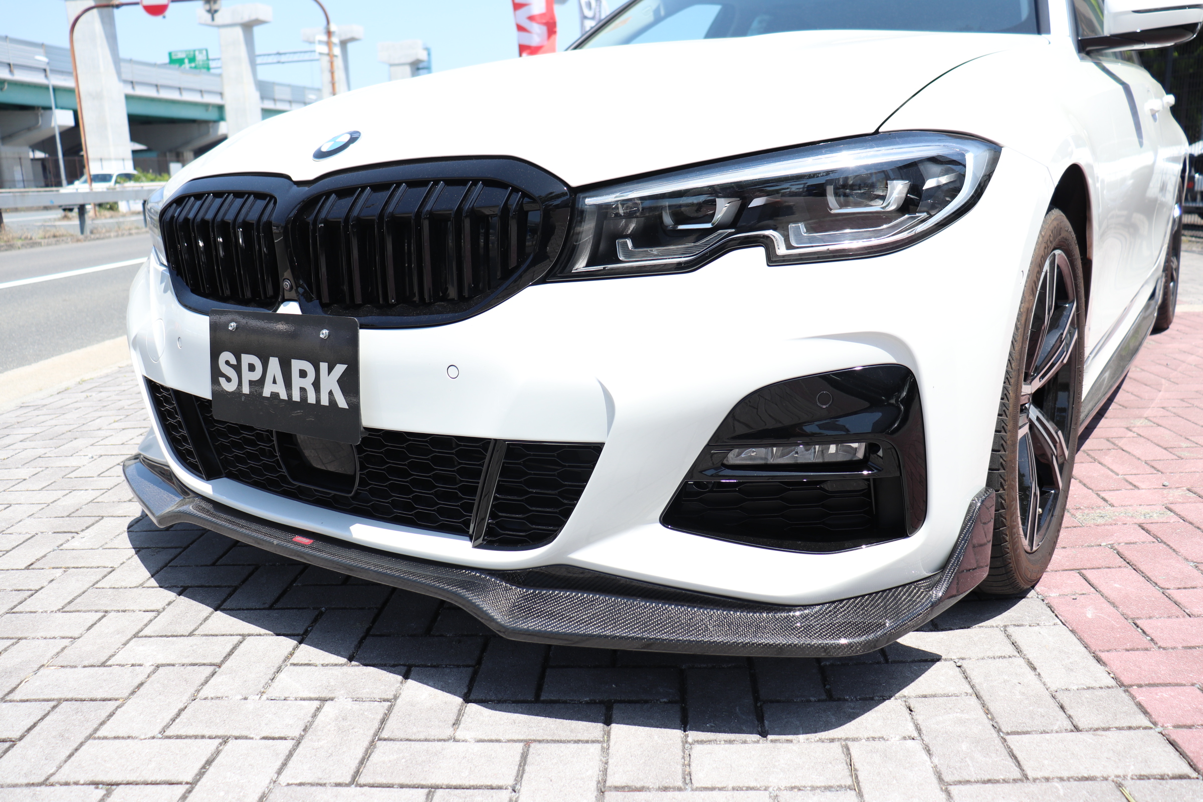 320d xドライブ ツーリング 前期MスポーツFバンパー BEAMフロントカーボンリップ BEAMサイドカーボンスポイラー車両画像07