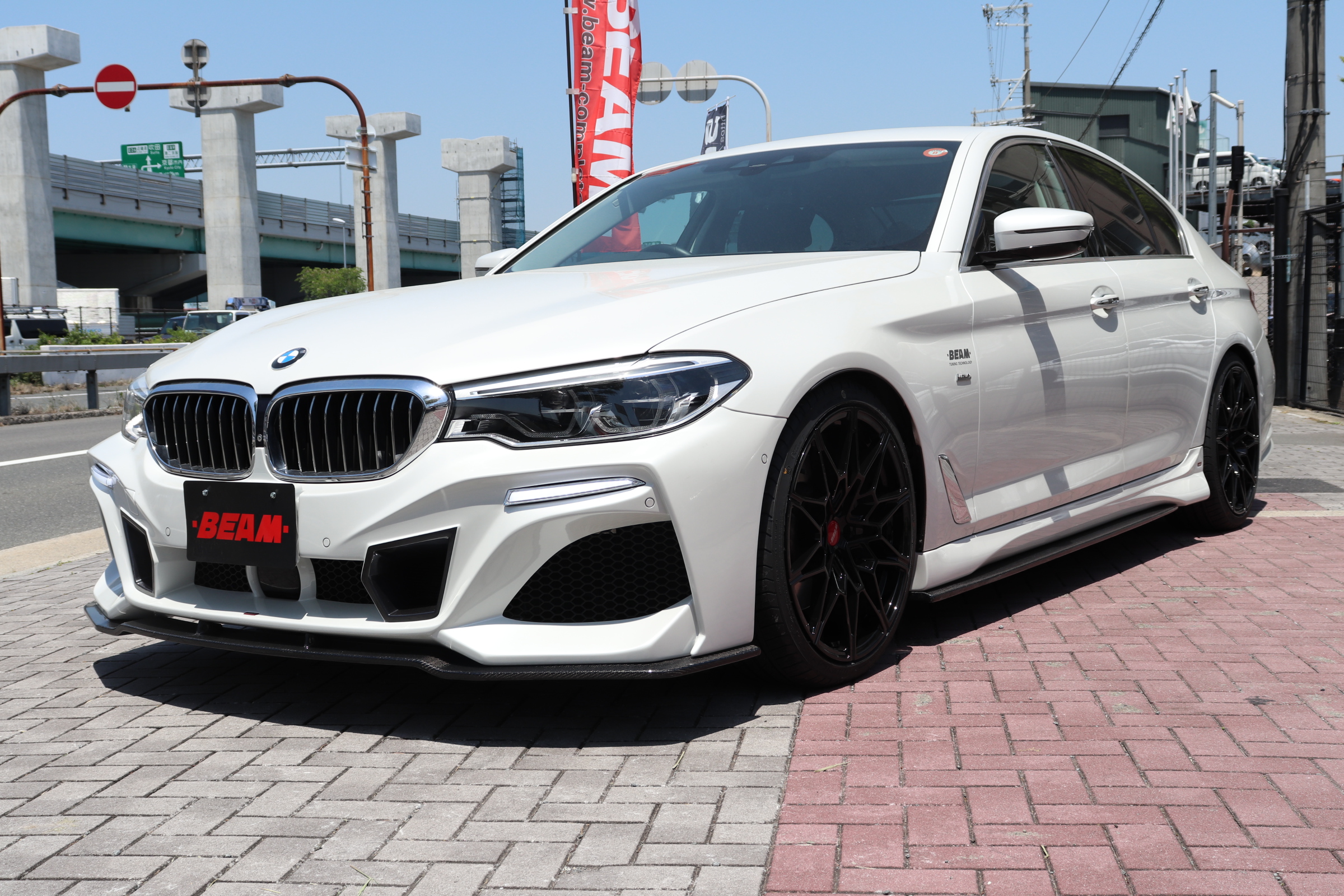 530i ラグジュアリー BEAMコンプリートカー BEAMフロントエアロバンパー BEAMサイドスポイラー車両画像02