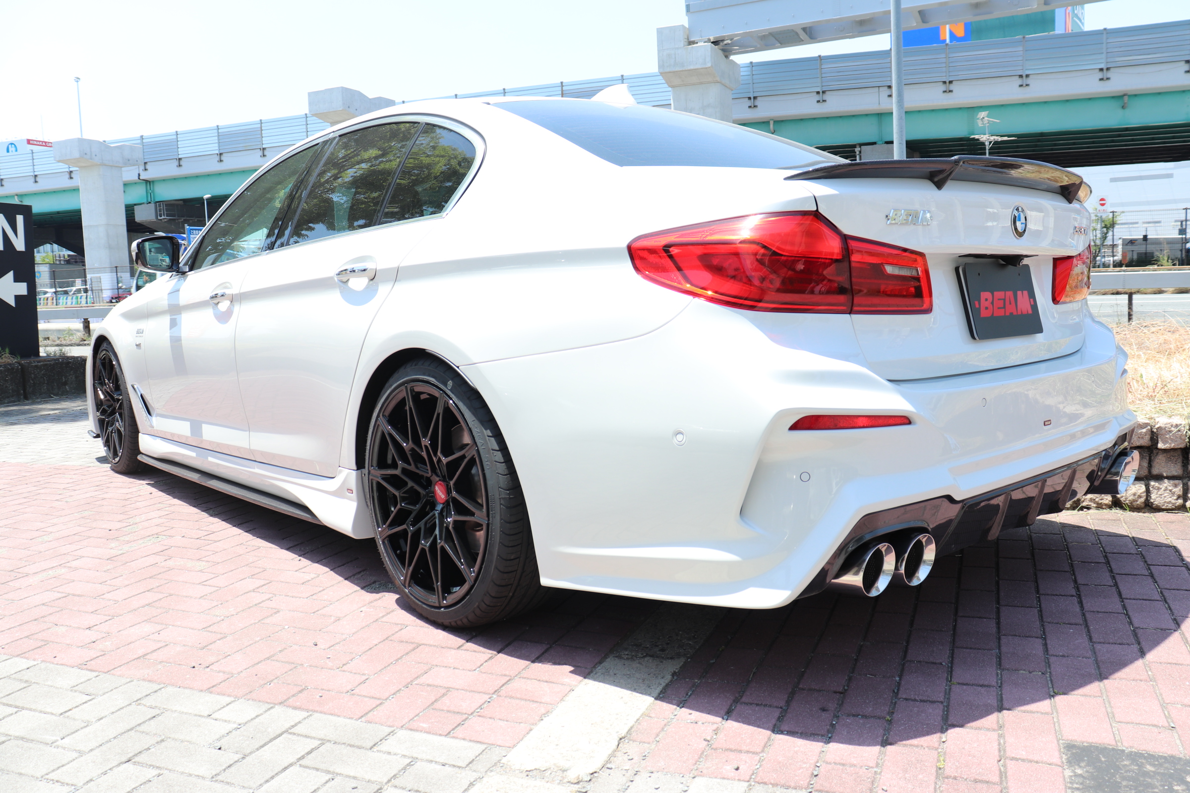 530i ラグジュアリー BEAMコンプリートカー BEAMフロントエアロバンパー BEAMサイドスポイラー車両画像03