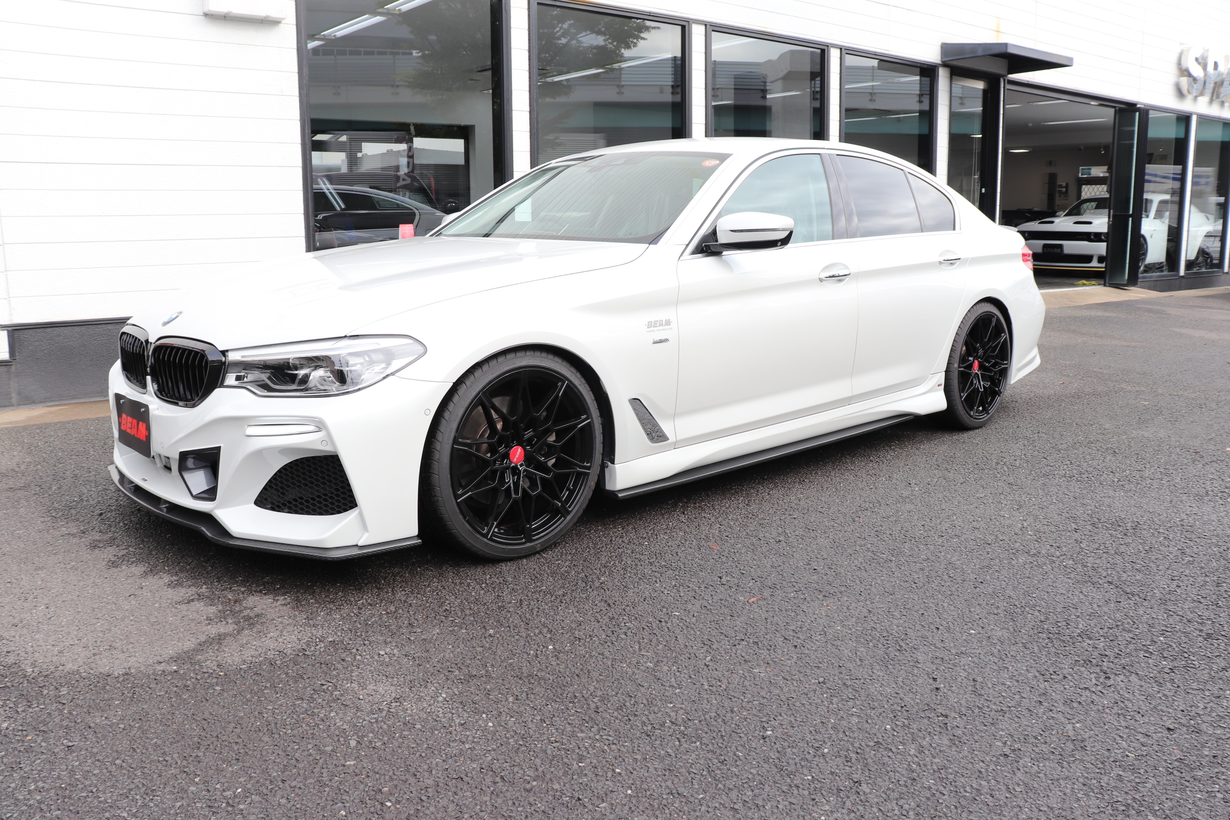 530i ラグジュアリー BEAMコンプリートカー BEAMフロントエアロバンパー BEAMサイドスポイラー車両画像03