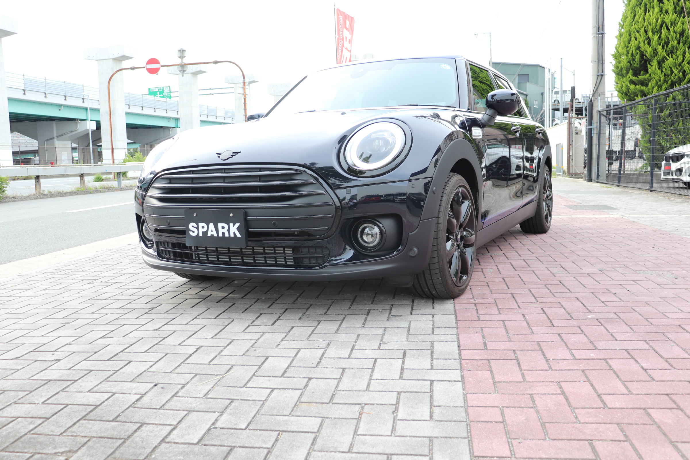 MINI クラブマン クーパーD ブリック・レーンエディション ＭＩＮＩドライビングモード　ブラックレザー　前席シートヒーター　１８インチアルミホイールの画像