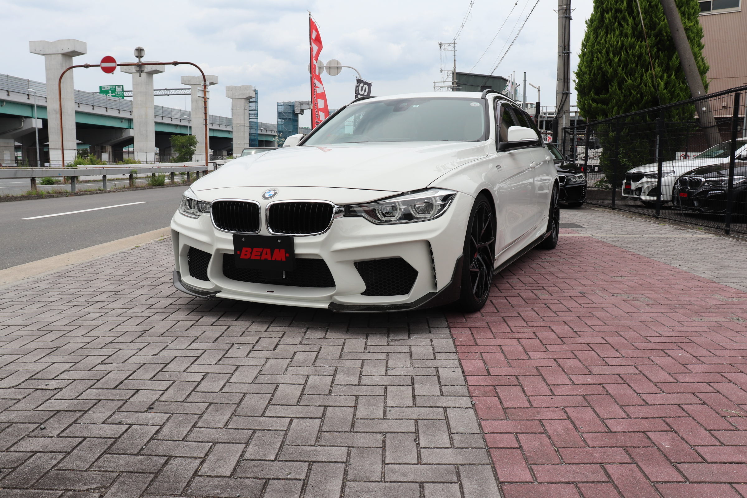 320d ツーリング BEAMコンプリート BEAMフルエアロ BEAM20インチアルミ BEAM4本出しマフラー BEAMダウンサスの画像