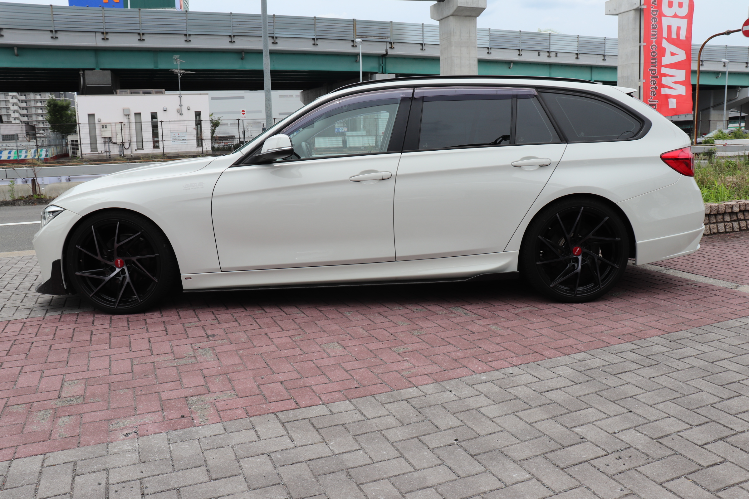 320d ツーリング BEAMコンプリート BEAMフルエアロ BEAM20インチアルミ BEAM4本出しマフラー BEAMダウンサス車両画像02