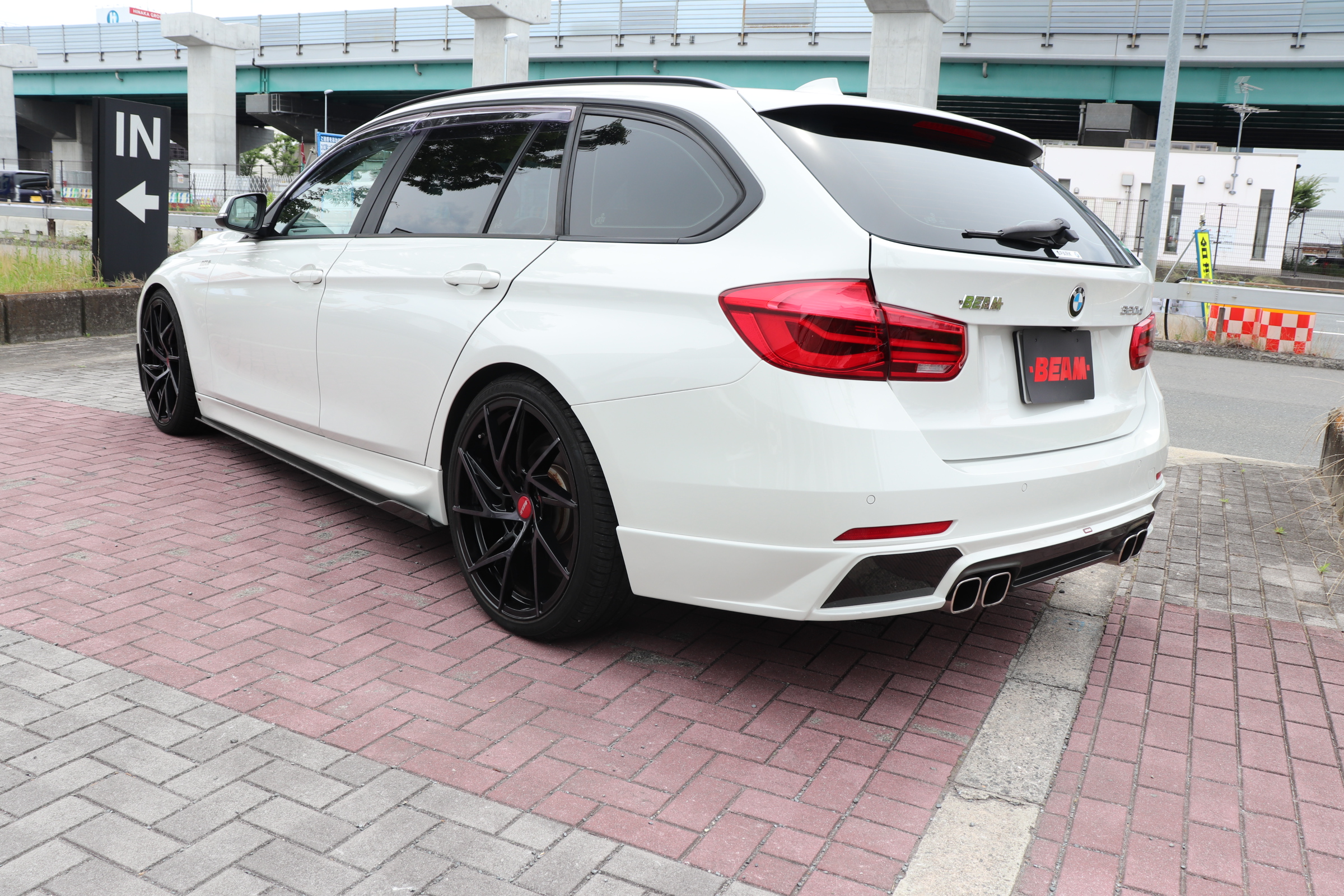 320d ツーリング BEAMコンプリート BEAMフルエアロ BEAM20インチアルミ BEAM4本出しマフラー BEAMダウンサス車両画像03
