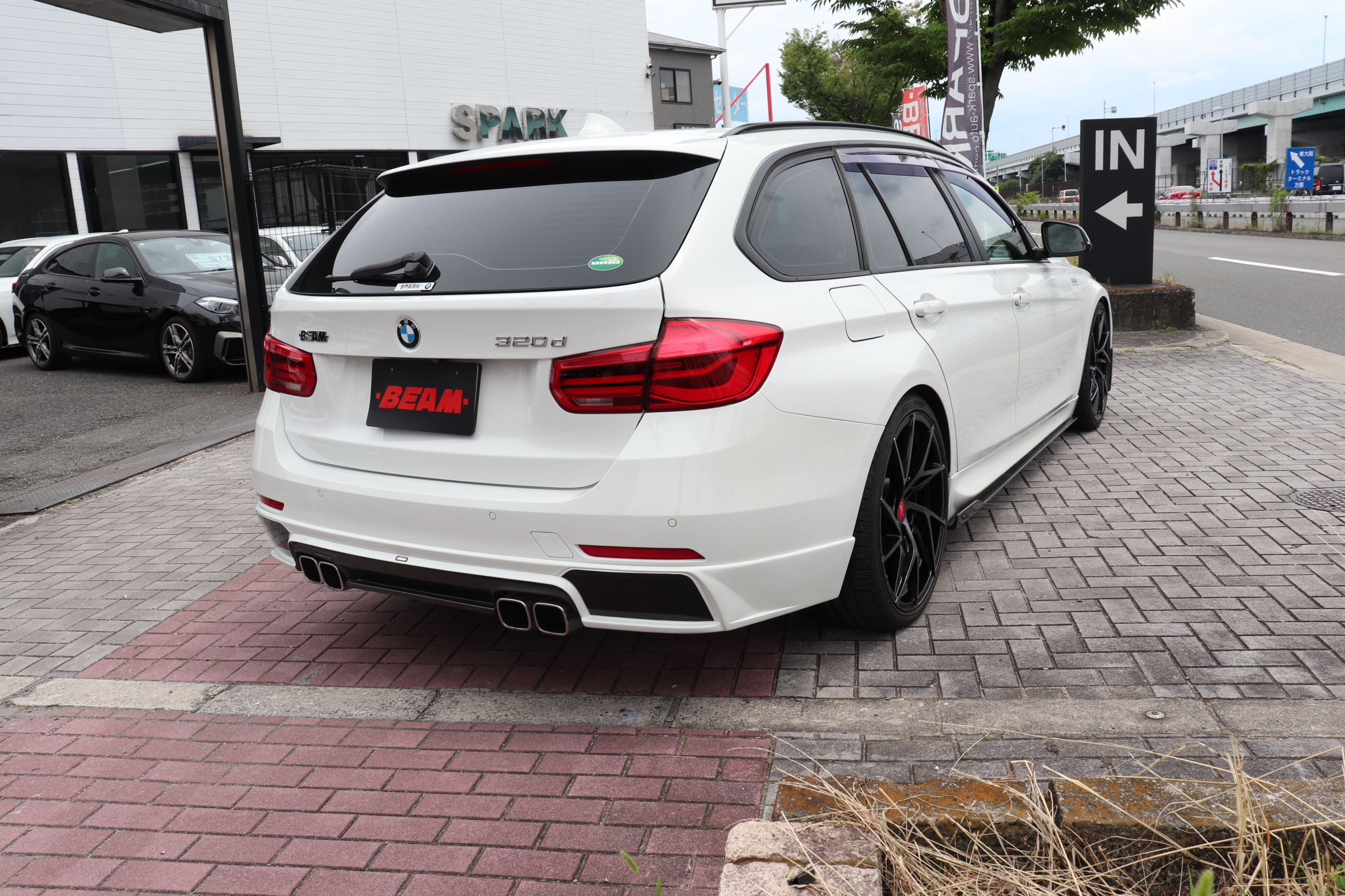 320d ツーリング BEAMコンプリート BEAMフルエアロ BEAM20インチアルミ BEAM4本出しマフラー BEAMダウンサス車両画像05