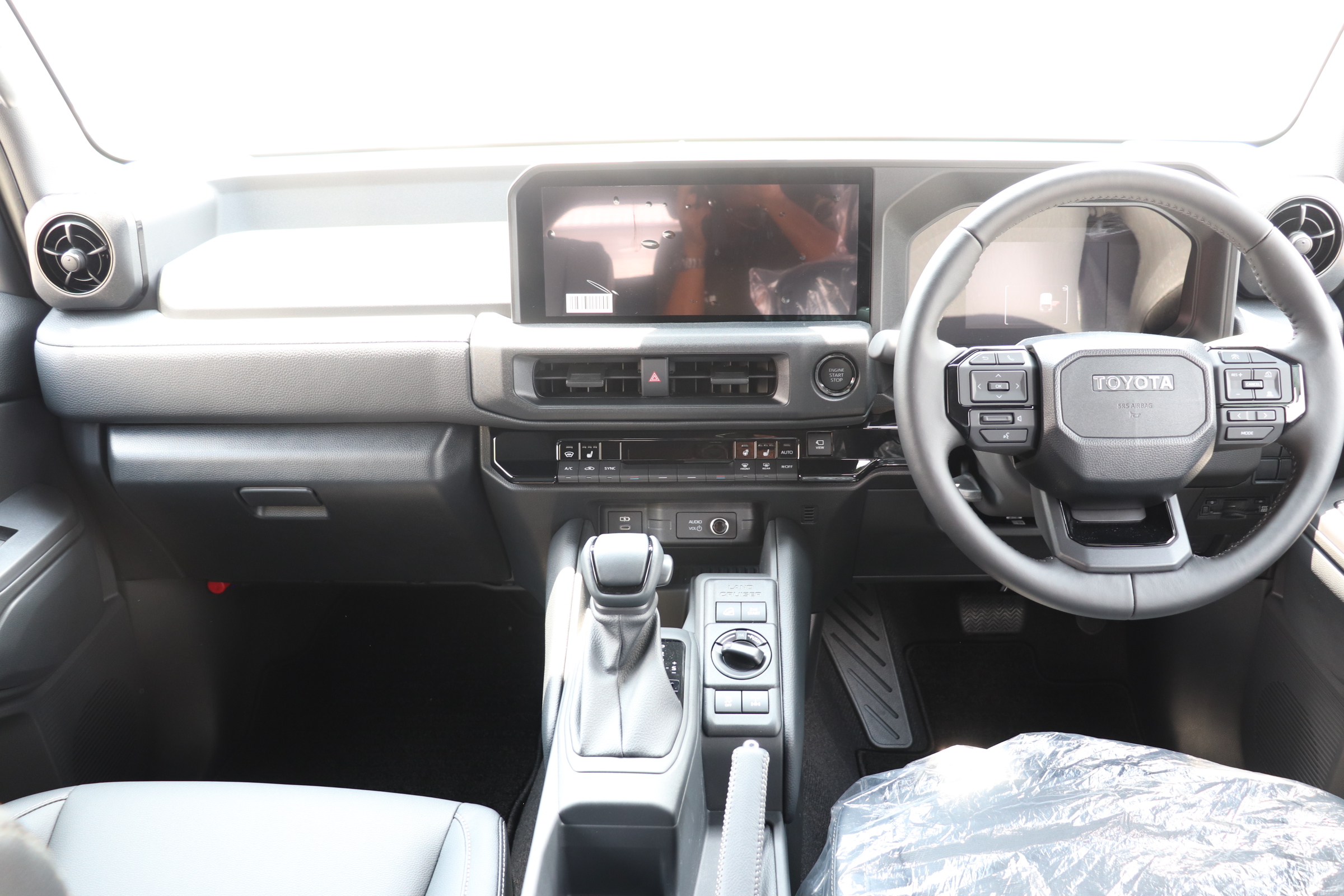 トヨタ ランドクルーザーFJ 2.7VX １２型純正ディスプレイオーディオ　シートヒーター車両画像06