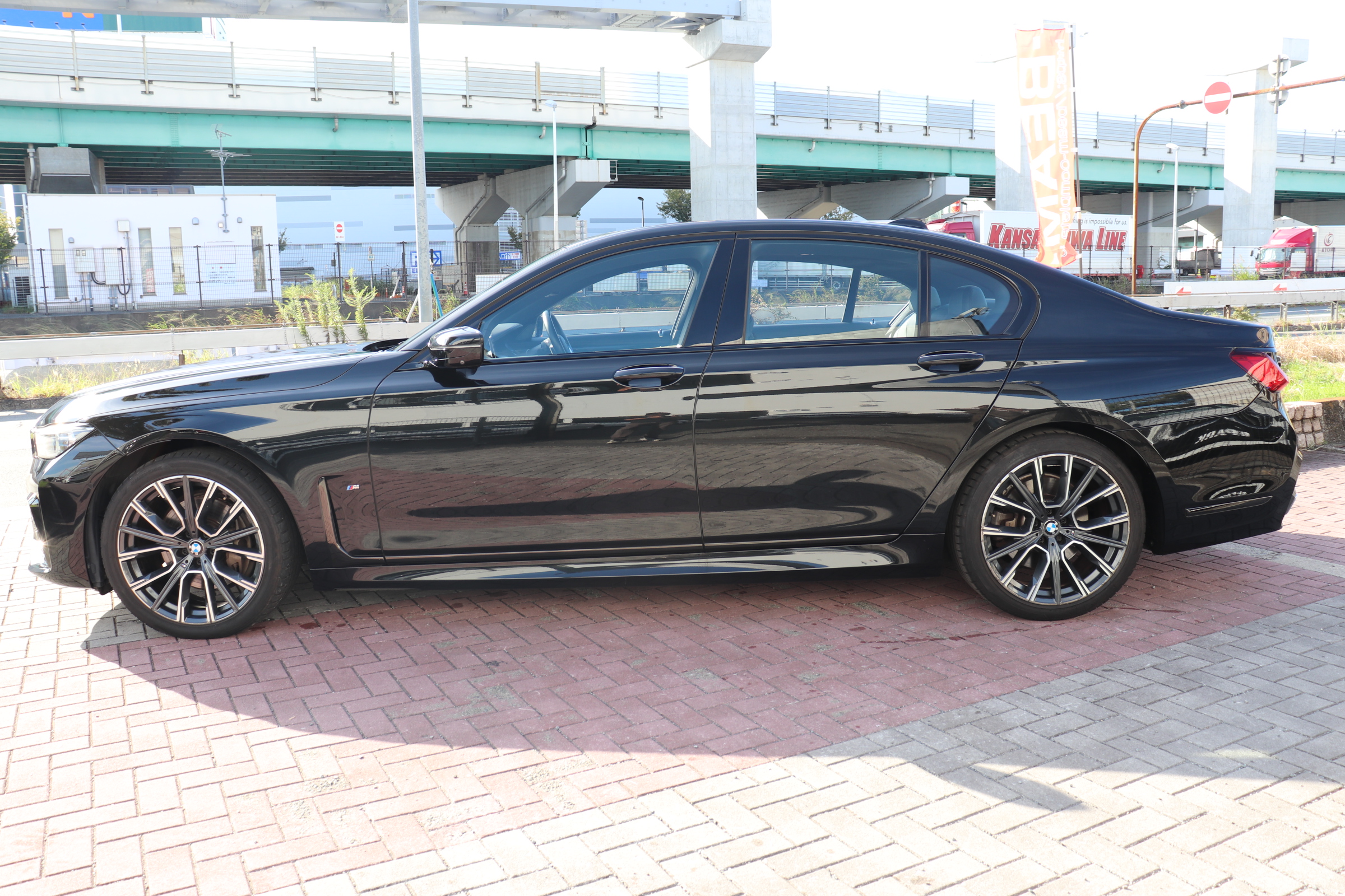 740d xdrive Mスポーツ イノベーションPKG ブラックレザー パノラマサンルーフ車両画像03