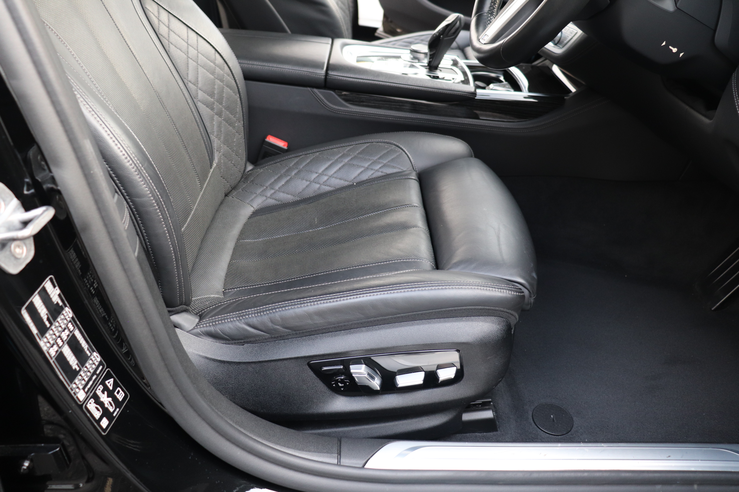 740d xdrive Mスポーツ イノベーションPKG ブラックレザー パノラマサンルーフ車両画像09