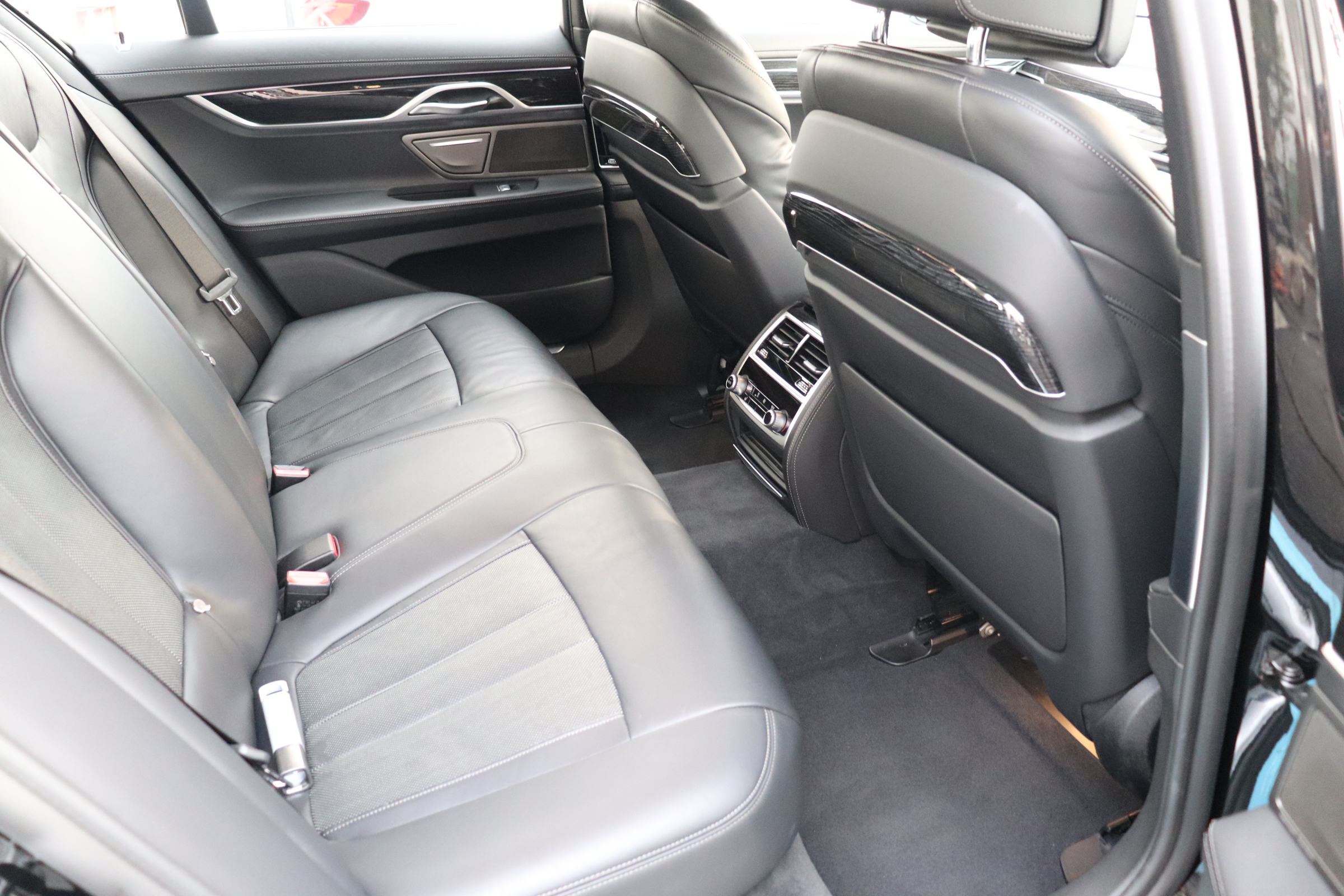 740d xdrive Mスポーツ イノベーションPKG ブラックレザー パノラマサンルーフ車両画像11