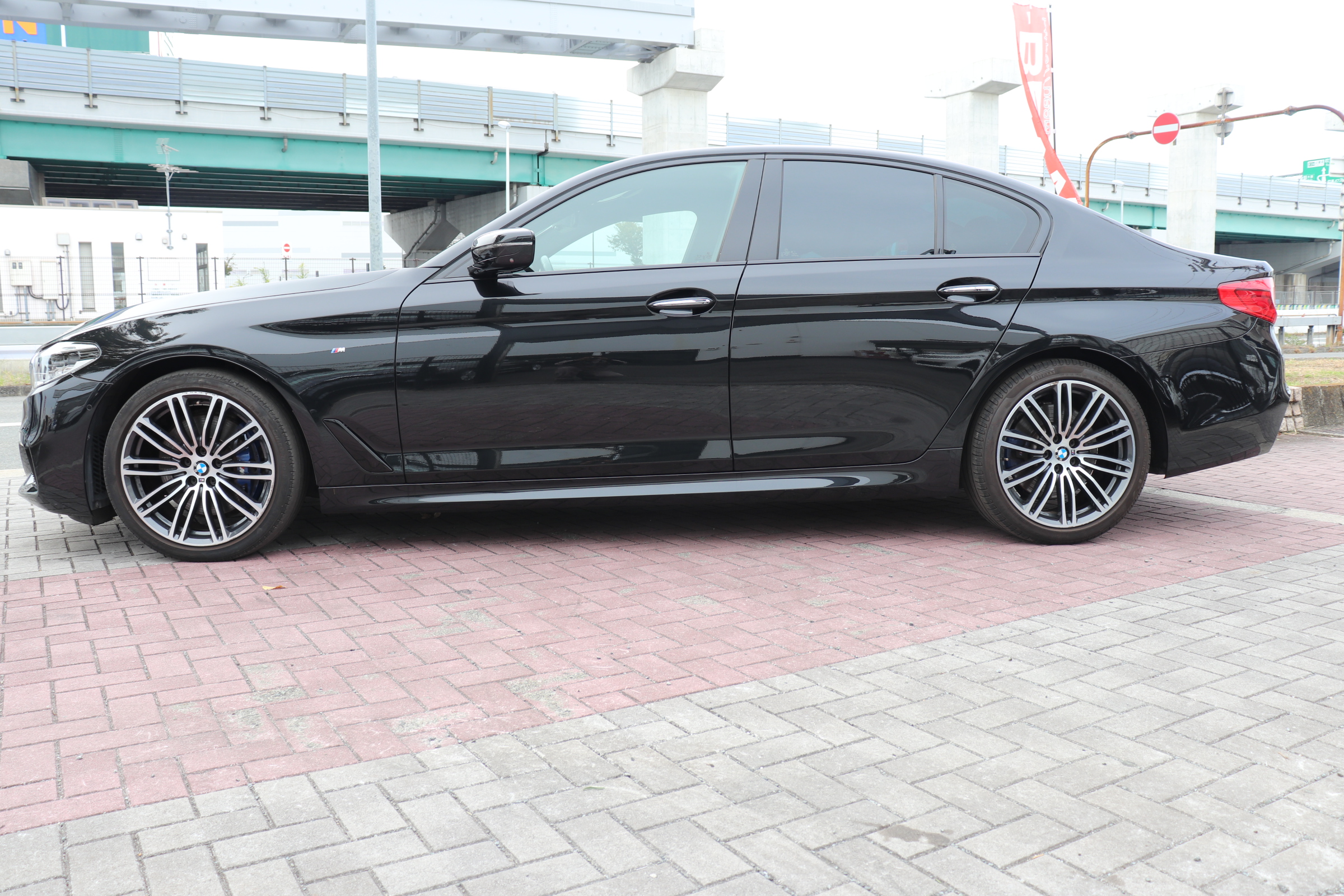530i Mスポーツ ブラックレザー 前後シートヒーター 前席パワーシート アンビエントライト車両画像03